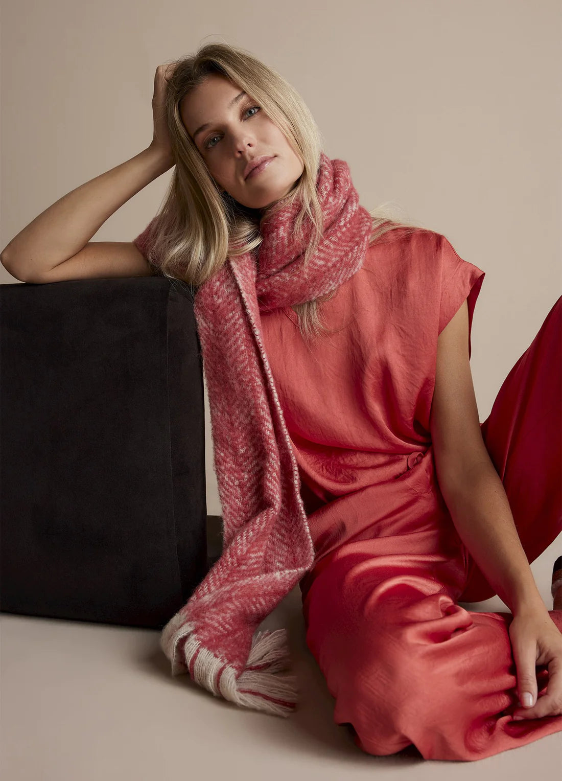 sleeveless dressSummum Rouge Herringbone Scarf